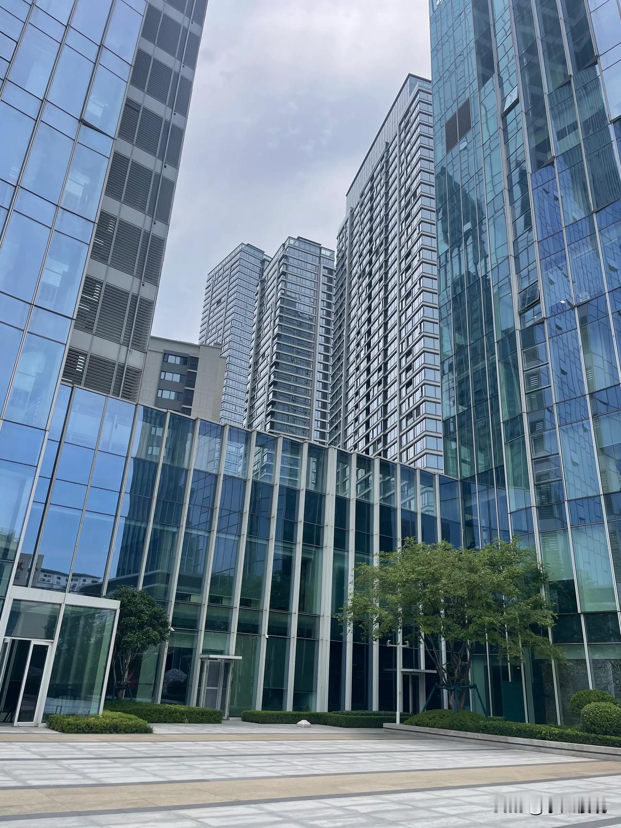华润沙湖中心，位置不错，周围城市界面好，配套也不错，产品也还可以，虽然容积率高了