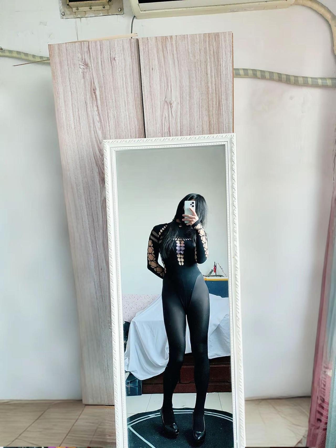 莫得文案。穿衣自由 对镜自拍姿势 身材 秀身材穿搭