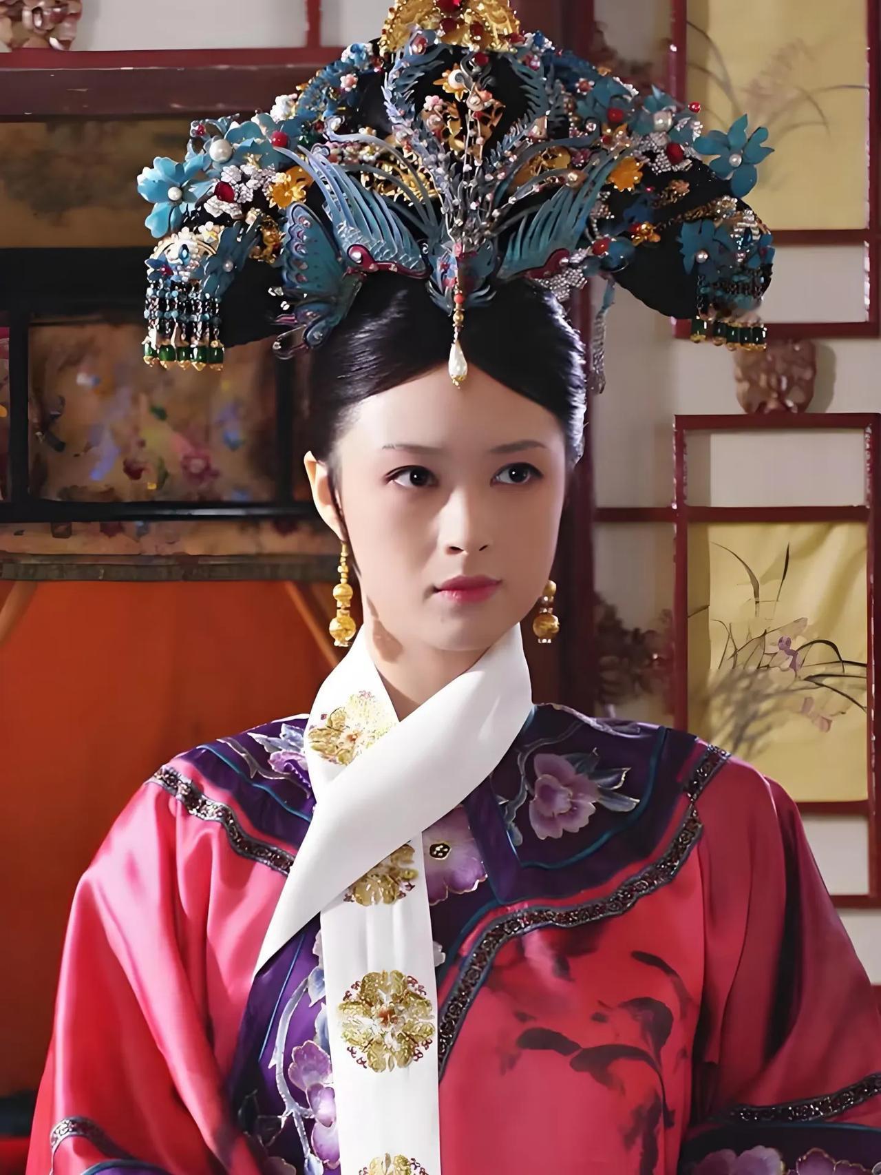 刷到网友说《甄嬛传》里就华妃比较单纯？这话我可太不认同了。
 
华妃的性子，一半
