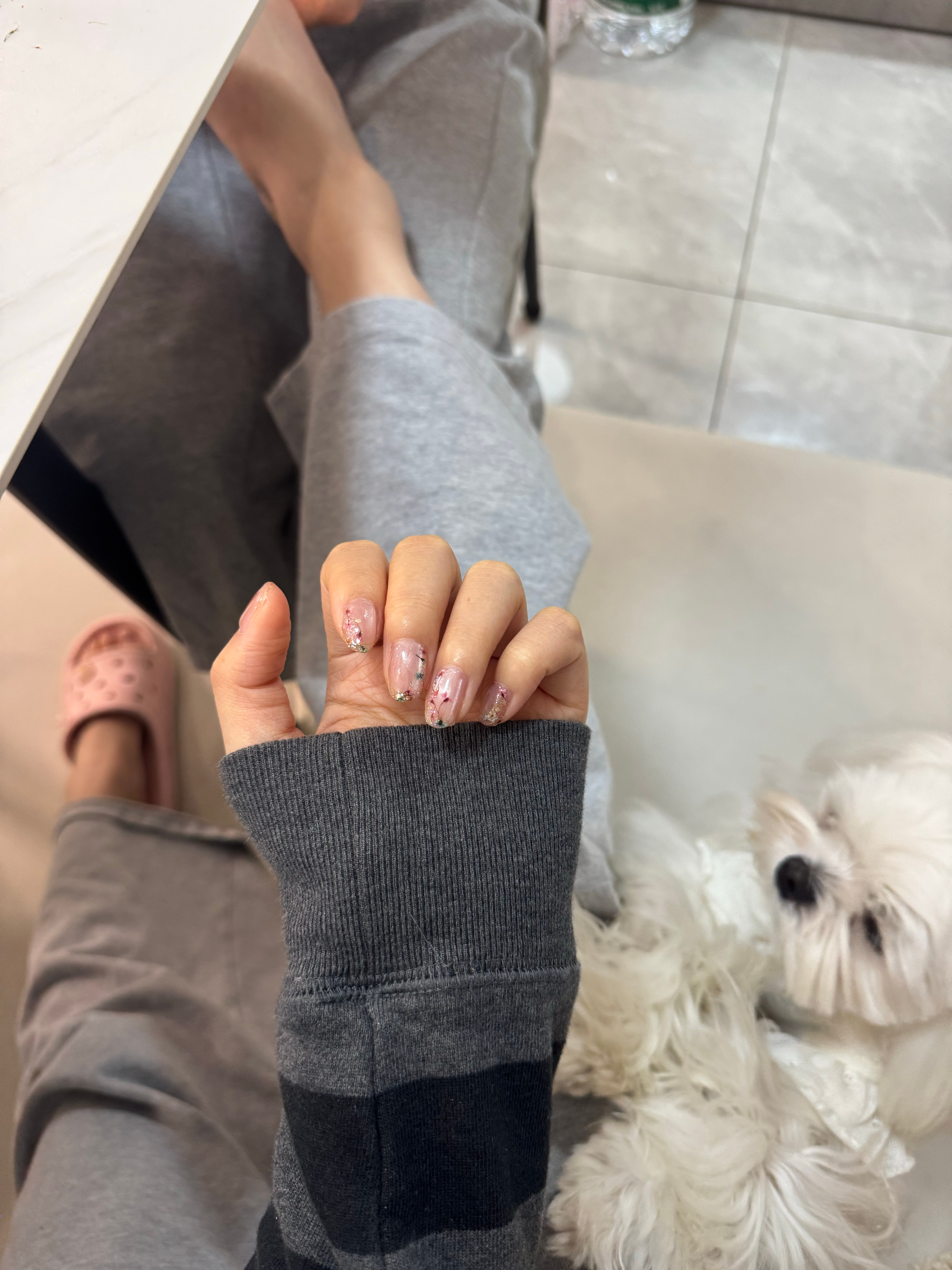 好看！现在在做脚指甲！ 