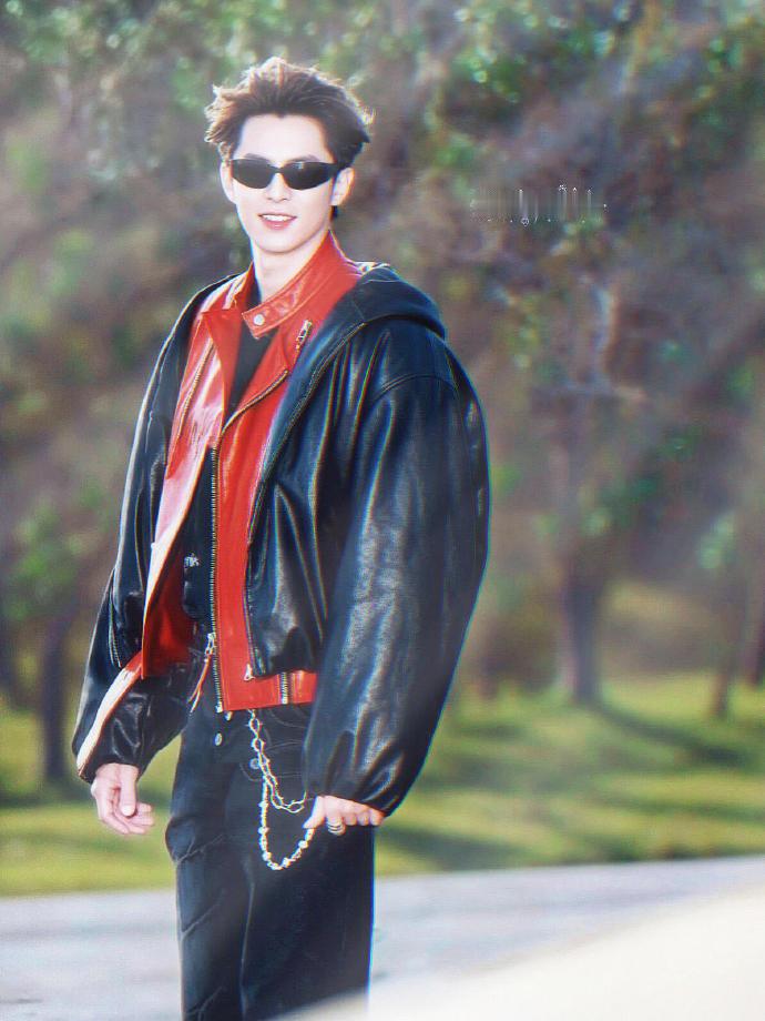 王鹤棣背头黑红造型daddy感王鹤棣腿精赏味期王鹤棣腿精赏味期，王鹤棣背头黑红造