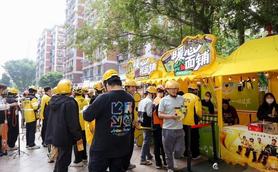 广州骑手跑单10年全款买房安家暖冬小铺的画面好暖：骑手跟着师傅学修车，那句“省一