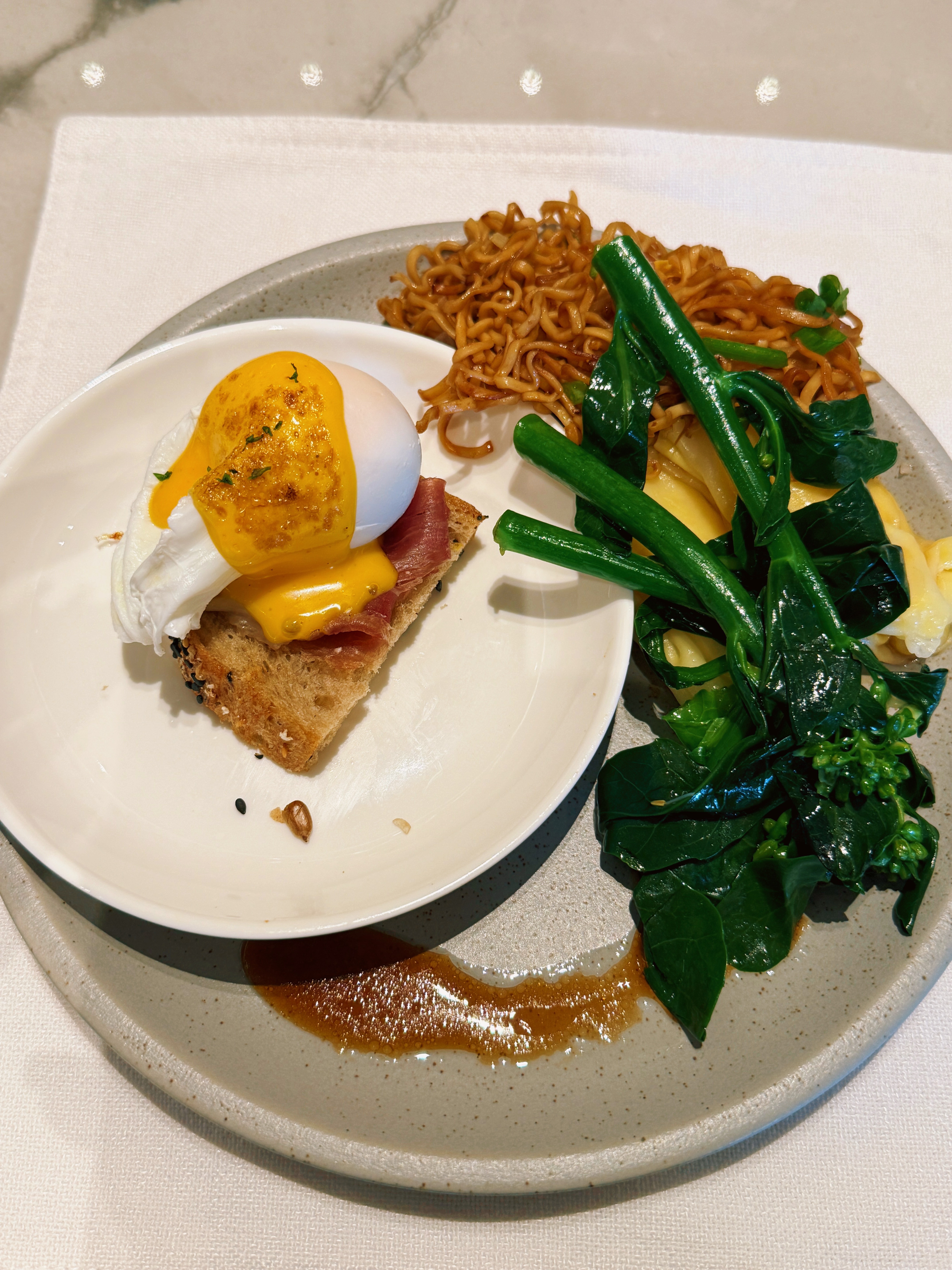 早晨好～[努力]酒店自助餐吃一口早餐有配好的班尼迪克蛋就是水波蛋➕烟熏三文鱼➕面