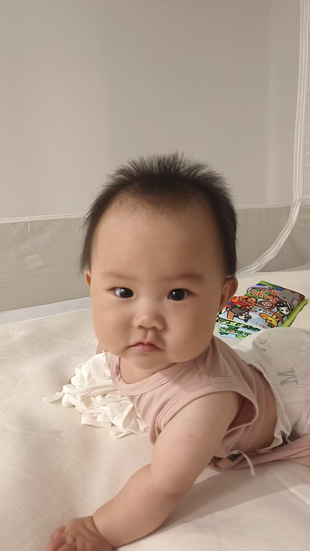 拍起照来，她还挺配合的！