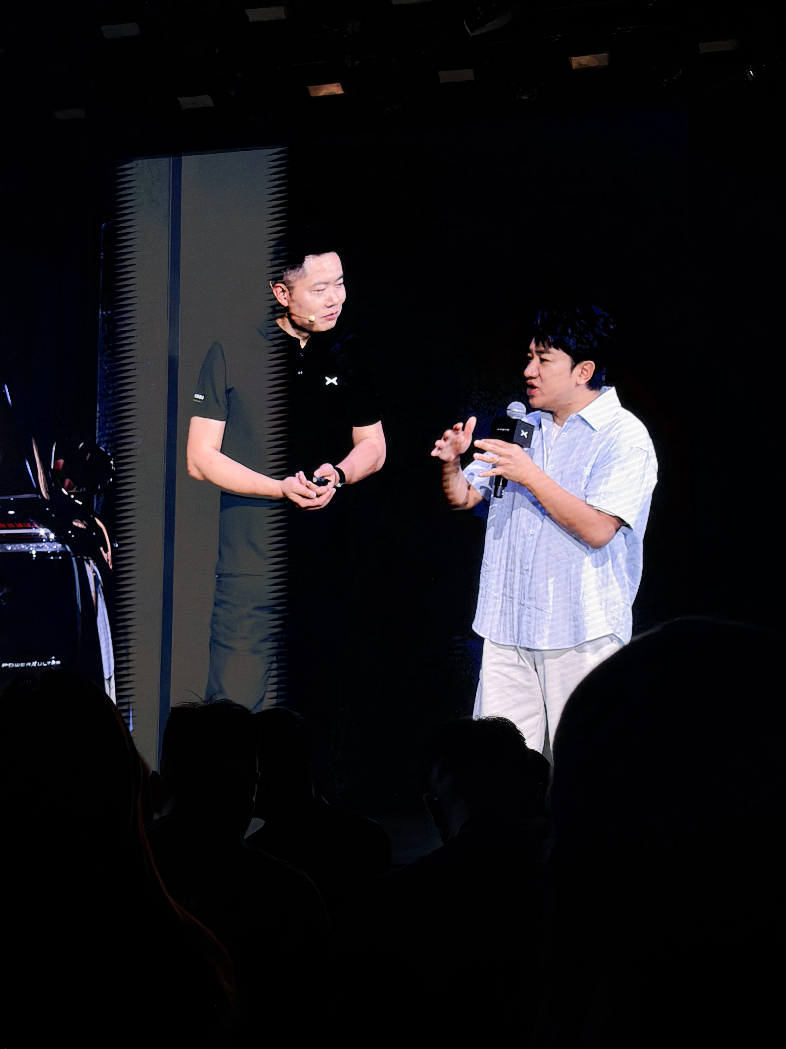 小鹏g9l全球首秀 王祖蓝和李亚男以“舒适体验官”身份现身发布会，现场感受车内空