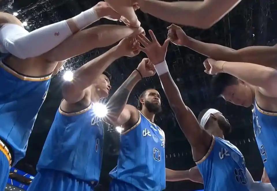 北京随着麦基的加盟，内线实力更上一个档次，第二阶段对阵四川，广州，天津的比赛，内