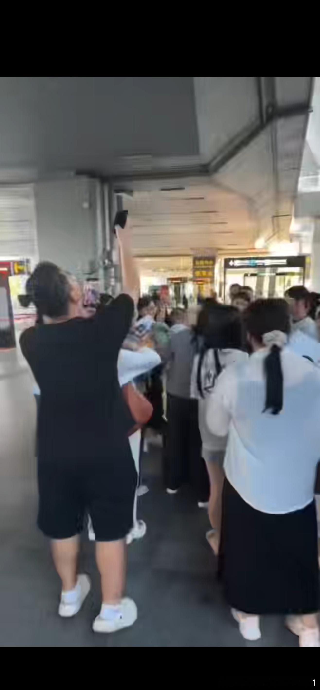 巴威最新位置上海台风 基层干部抗台救灾VS网红所谓“亲赴”救灾 