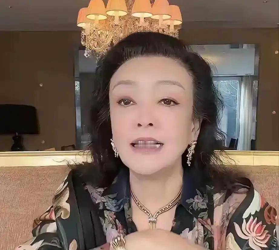 刷到张兰在直播间抹泪，说网友把她早年跳舞的旧片段剪成“鬼畜”，配上“妈妈桑”字幕