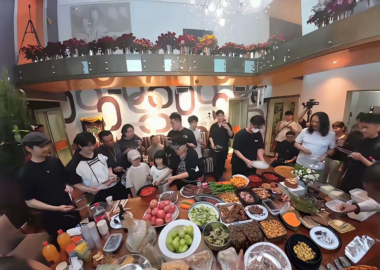 刘欢喜欢热闹，喜欢与朋友聚会，他家宽敞，一次会遨请上百人在家弹唱、用餐。 ​​​
