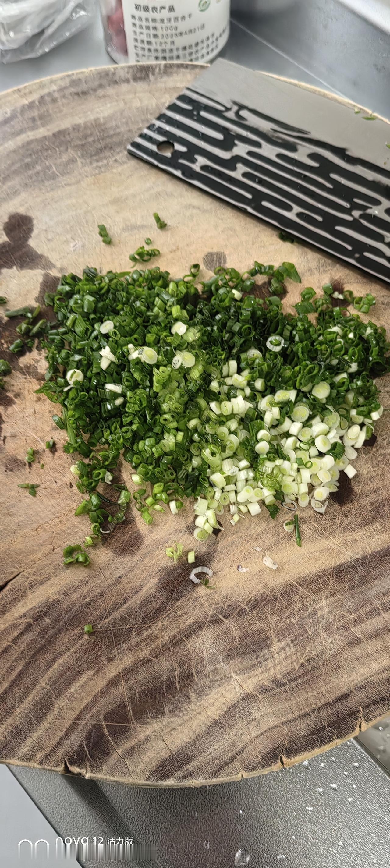 灵魂伴侣

蔬菜的灵魂伴侣就是生腌蒜蓉辣椒酱
第一步：切小葱
第二步：剁蒜蓉
第