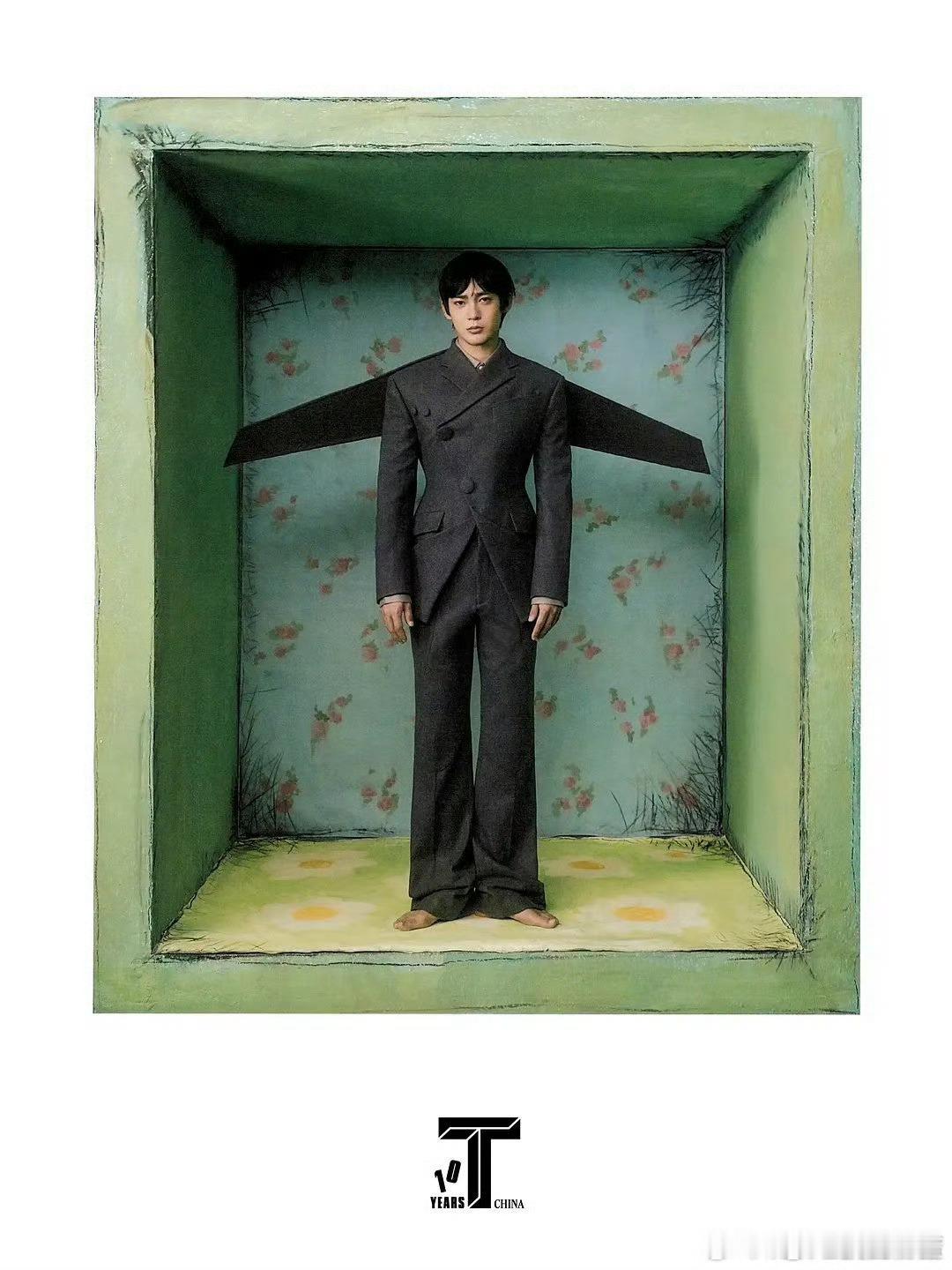 原来于适杂志有一个造型和邓为穿的是同款飞行服，这件衣服该说不说还挺显身材的 ​​