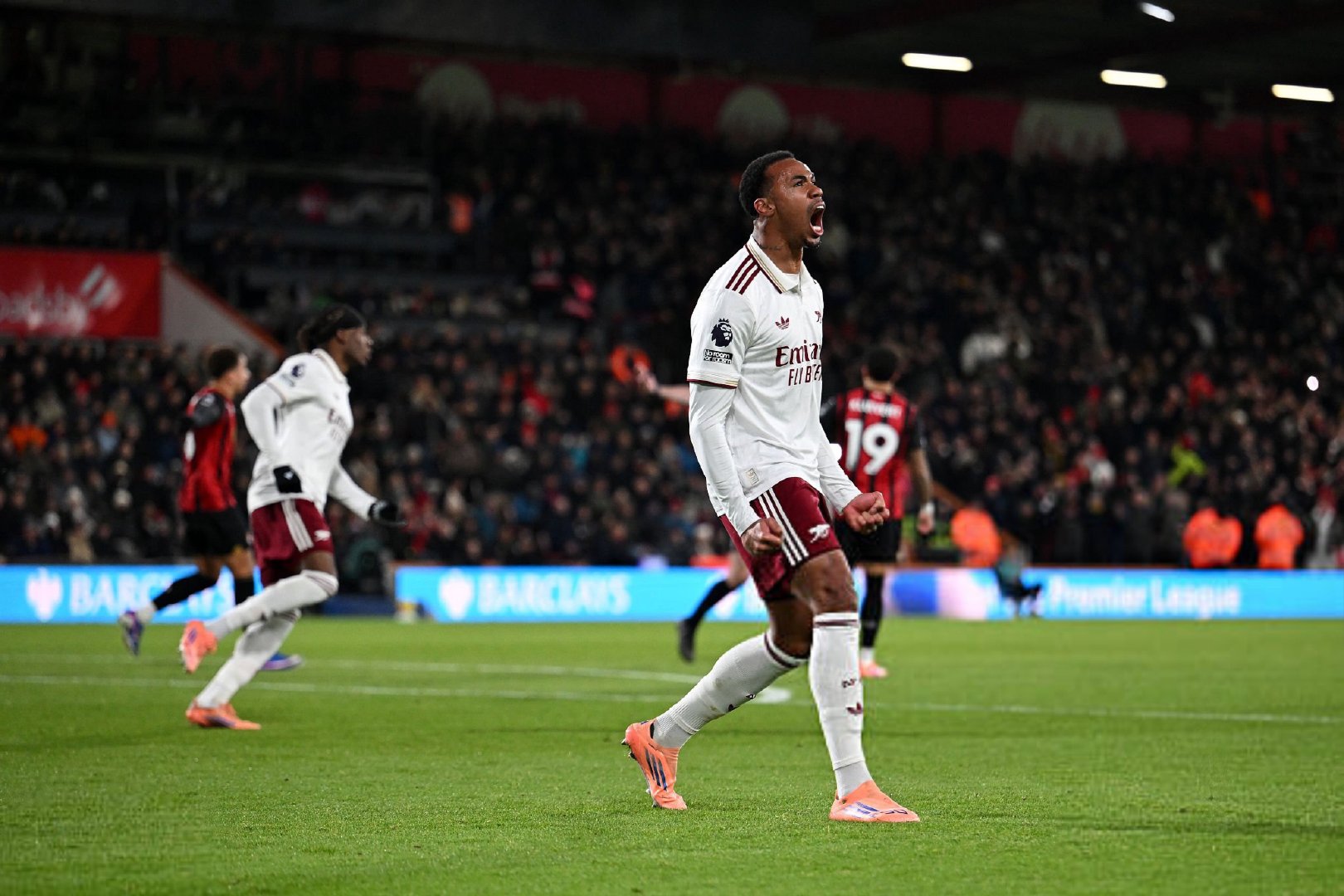 阿尔特塔谈过去球员应对挫折的例子：”不止加布里埃尔曾这样回应困境。你们也见过萨卡