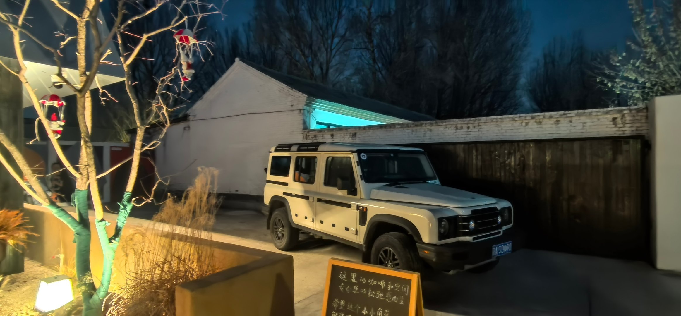 明明咖啡馆后面的经典车中心还在建设中，亲友们的最新款和最老款们已经都忍不住了……