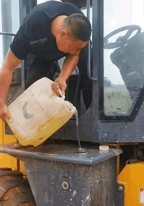 图一：也就只有老司机了，才能够不借助任何工具，还能那么精准的把油给加进去。
图二