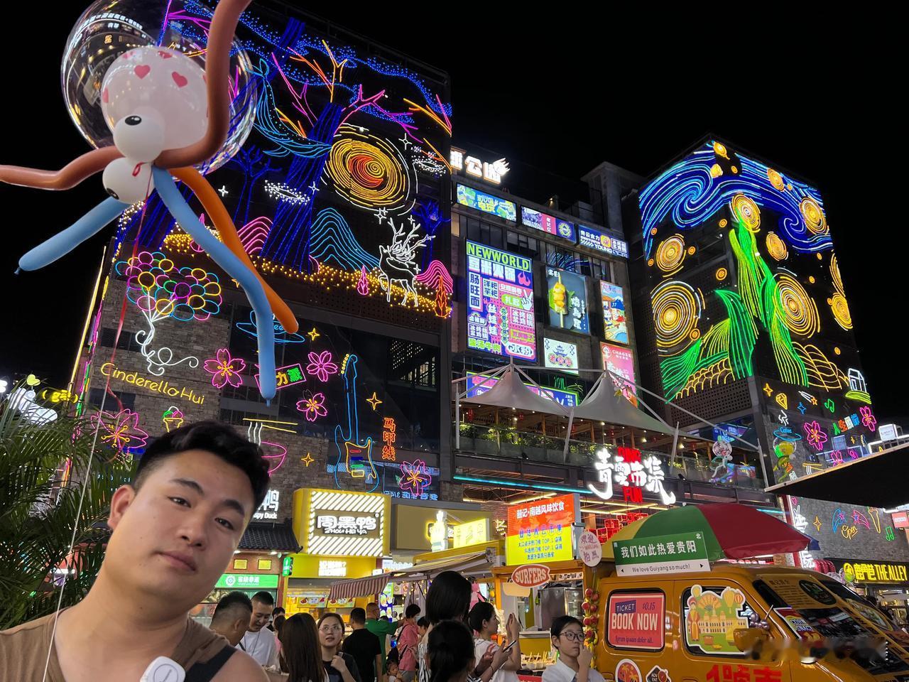 好想继续房车旅行呀[泪奔][泪奔]
这张照片来自八月的贵阳青云市集
很热闹的街，