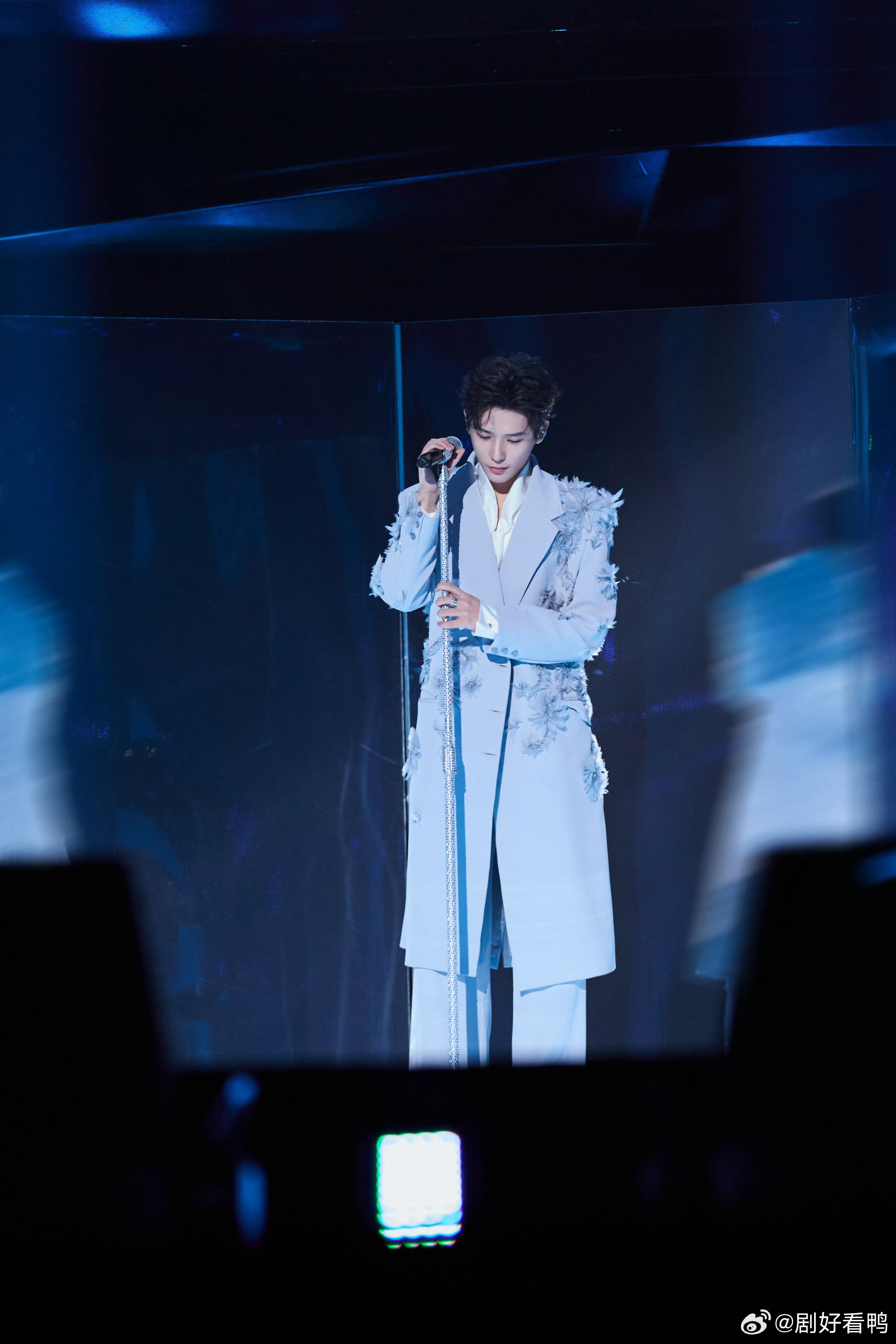 拍成这样都能一秒认出王安宇王安宇顶级骨相 看到这张图我悟了，原来真正的帅哥是不挑