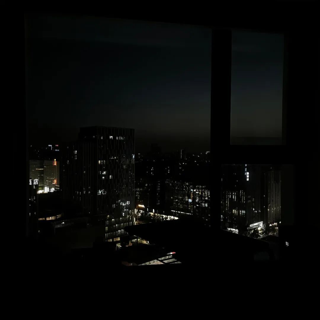 等不到的消息，我会慢慢习惯，但如果你来了，我依然愿意回应。 