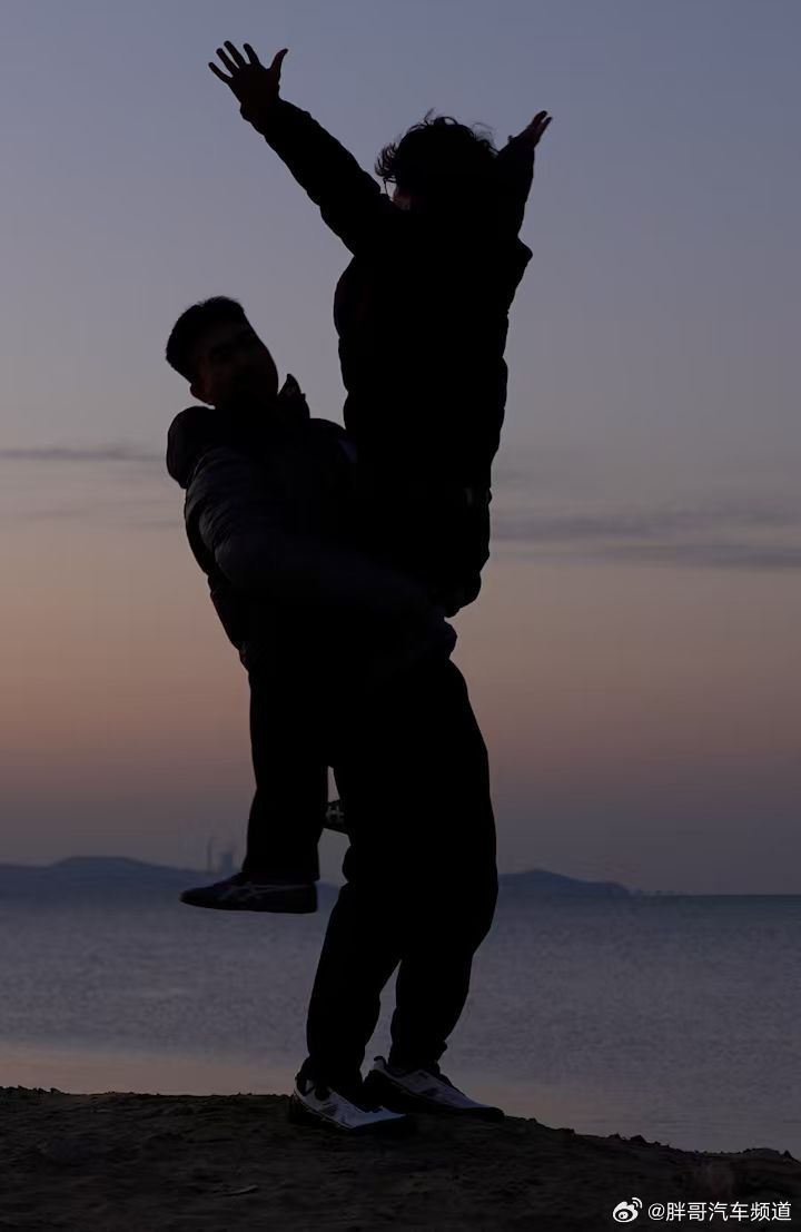 胖哥汽车频道[超话] 不得不说，这画面，很浪漫，很暧昧[笑cry] ​​​