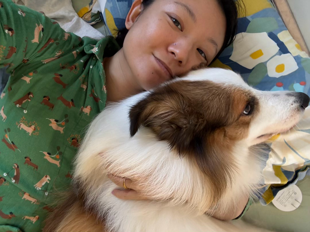 我们家很有规矩的，狗不许上床。那我就下地睡觉呗多大个事儿。[苦涩] ​​​