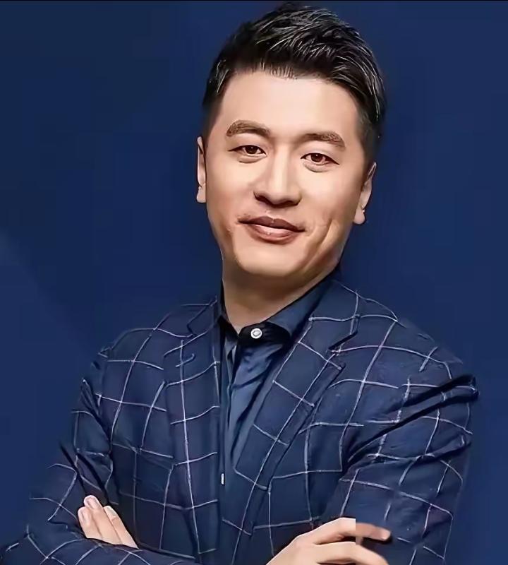 “前两天听一位从张雪峰公司出来的哥们儿喝酒吐槽，说了一句挺渗人的话：外人盯着他那