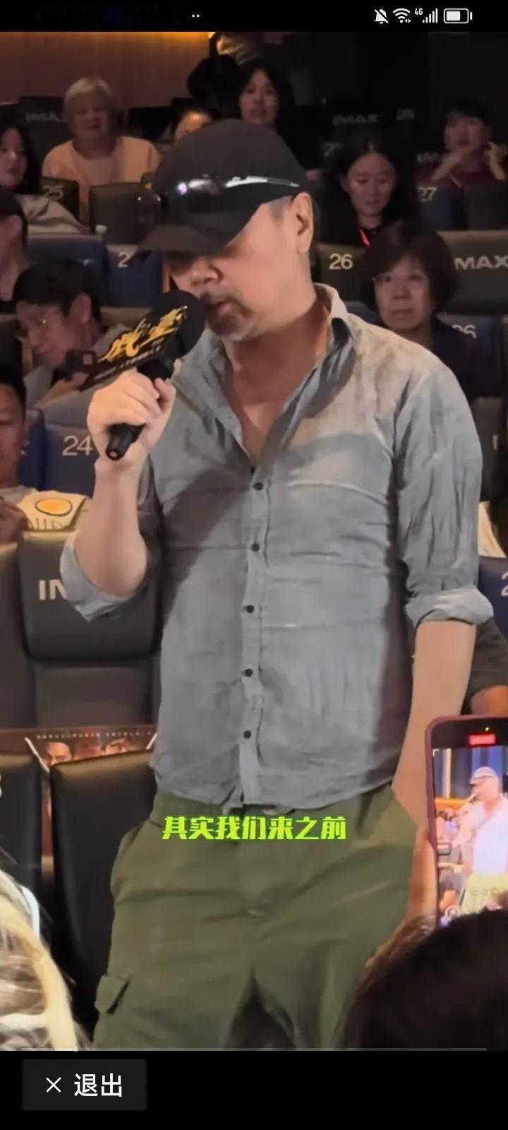 崔健这小上衣有点儿意思。
短的不能再短了。
再短就成露脐装了[笑哭][笑哭]
他