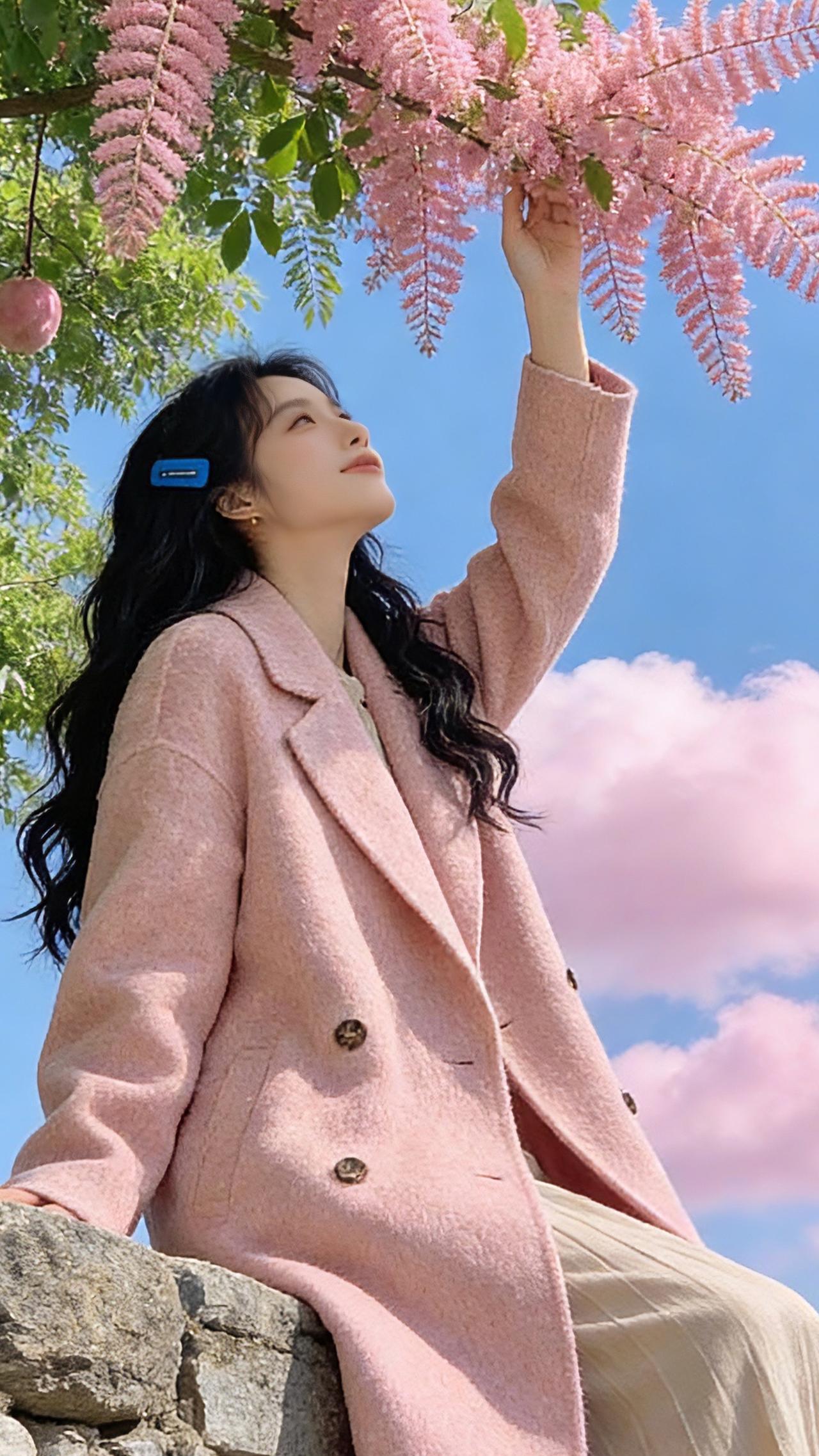 🌸 粉雾感羊毛呢大衣 | 小个子专属的冬日浪漫
像裹了团软乎乎的樱花云，双排扣