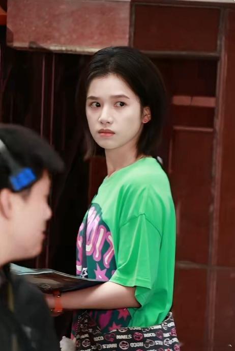 张婧仪致我那菜市场的白月光发传单路透张婧仪任冬雪发传单路透张婧仪新路透好吸睛！绿