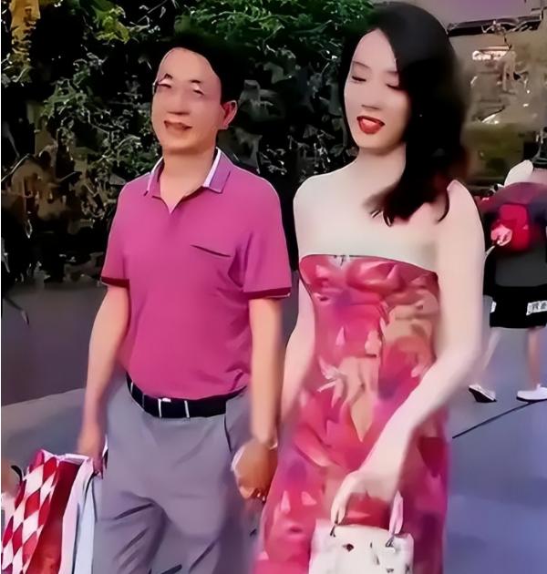 "牵手门" 后，董思槿的人生彻底改写。2023 年 6 月，成都太古里街头一段牵