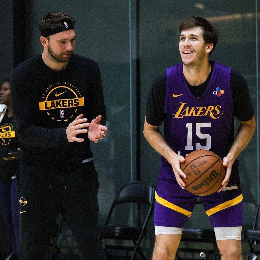 里夫斯（左小腿拉伤）明日对阵奇才升级为出战成疑！东契奇（左脚踝酸痛）也被列为出战