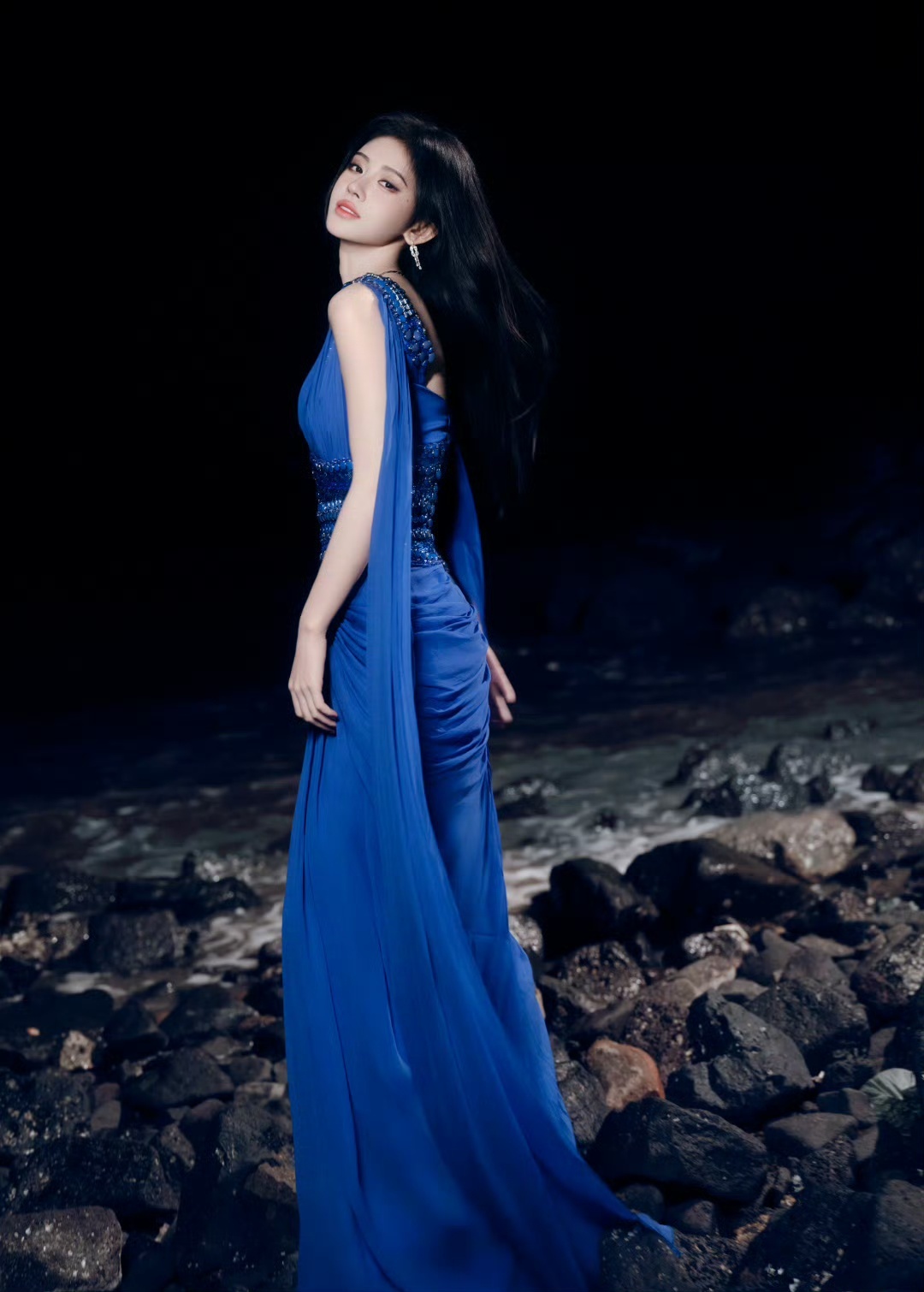 鞠婧祎鞠婧祎蓝色裙装 鞠婧祎星光大赏第二套造型出图，幽蓝薄纱好美！鞠婧祎幽蓝薄纱