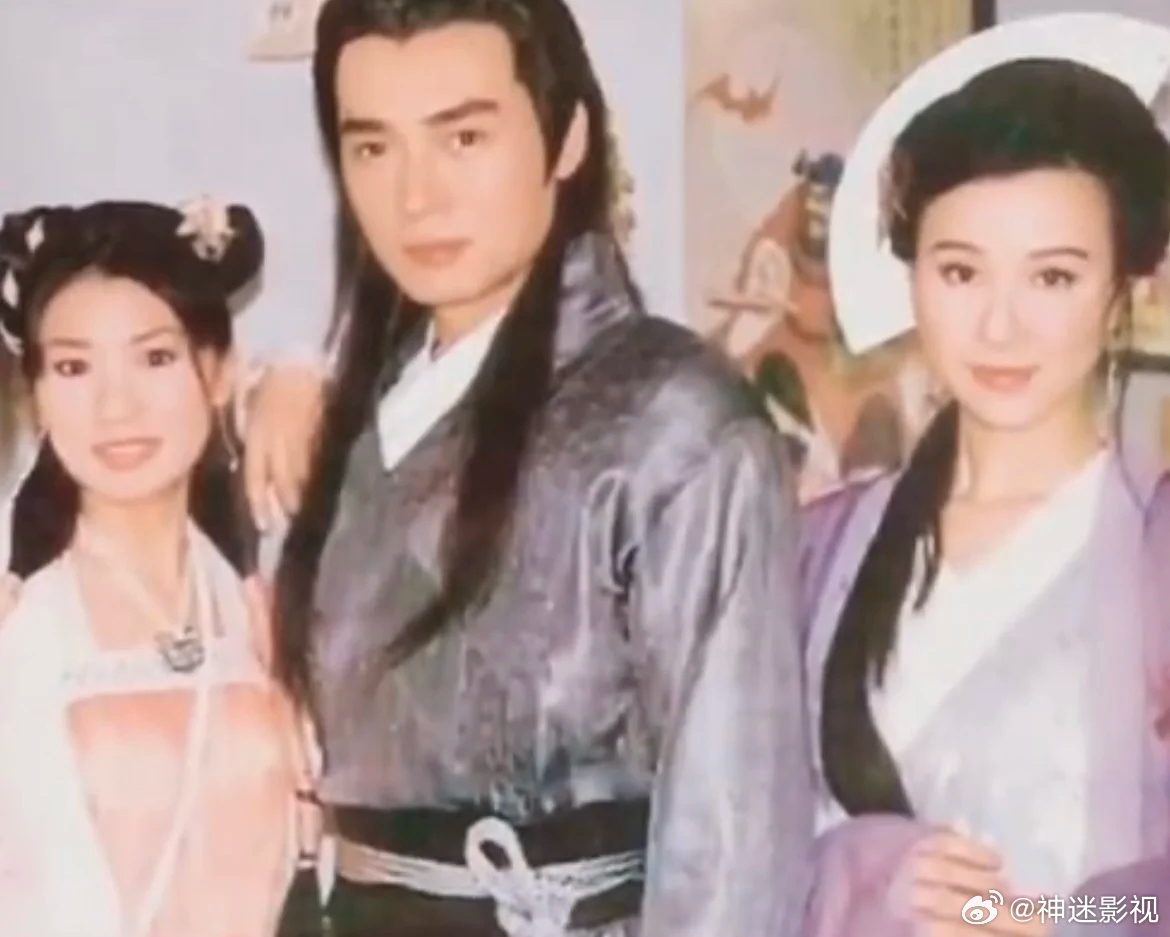 据说这是小李飞刀试妆时的黑直发？年代太久，已不可考，如有错误别较真。直发也帅，但