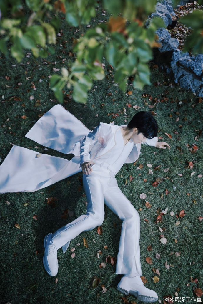 周深樱花树下站谁都好看春风拂樱落，少年踏春归，周深这组暮色出发图，把春日温柔尽数