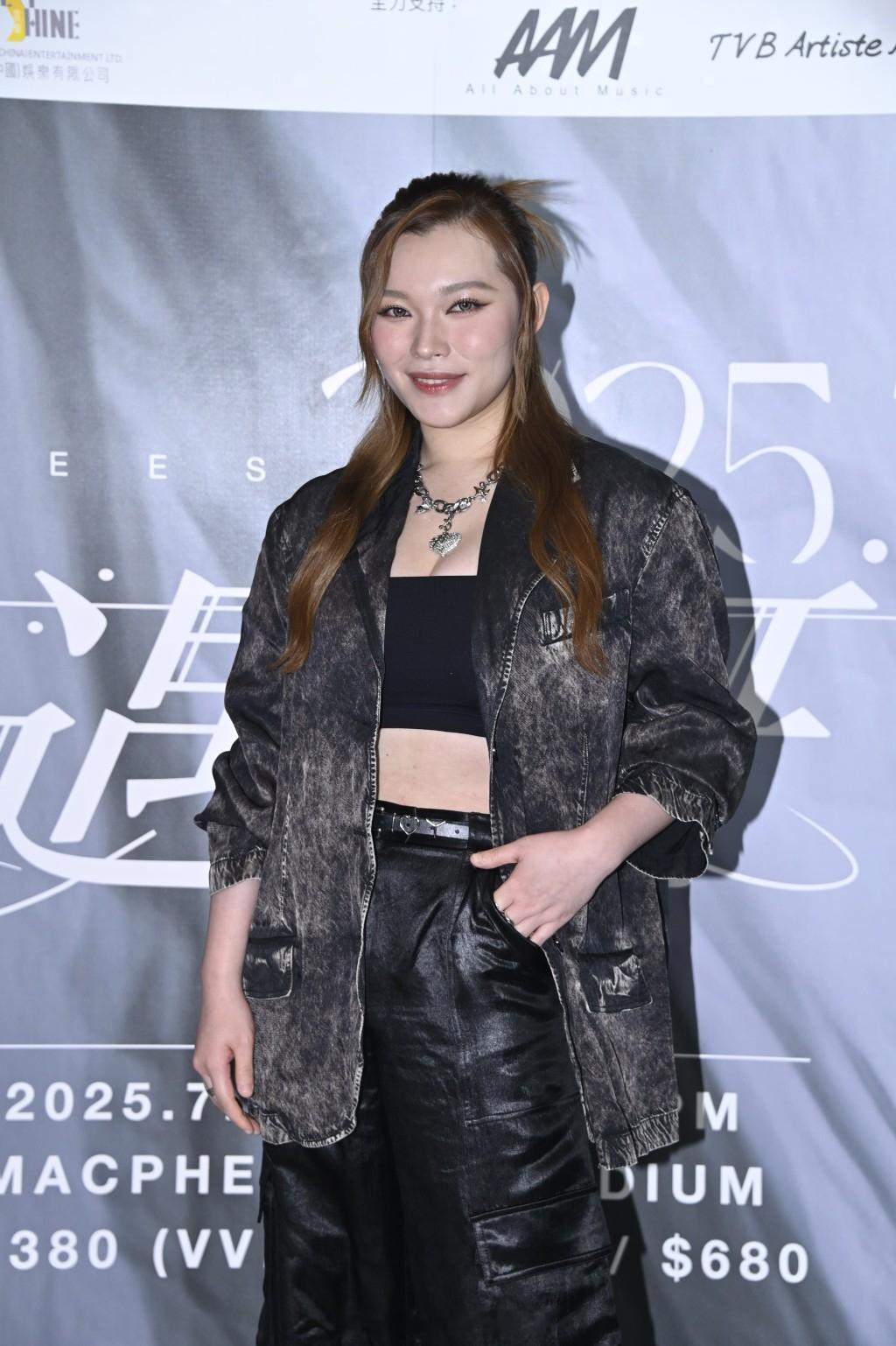 黄洛妍出道三年开处女个唱 乐易玲大讚靓声 闭关操Fit性感上阵 | 星岛头条入行