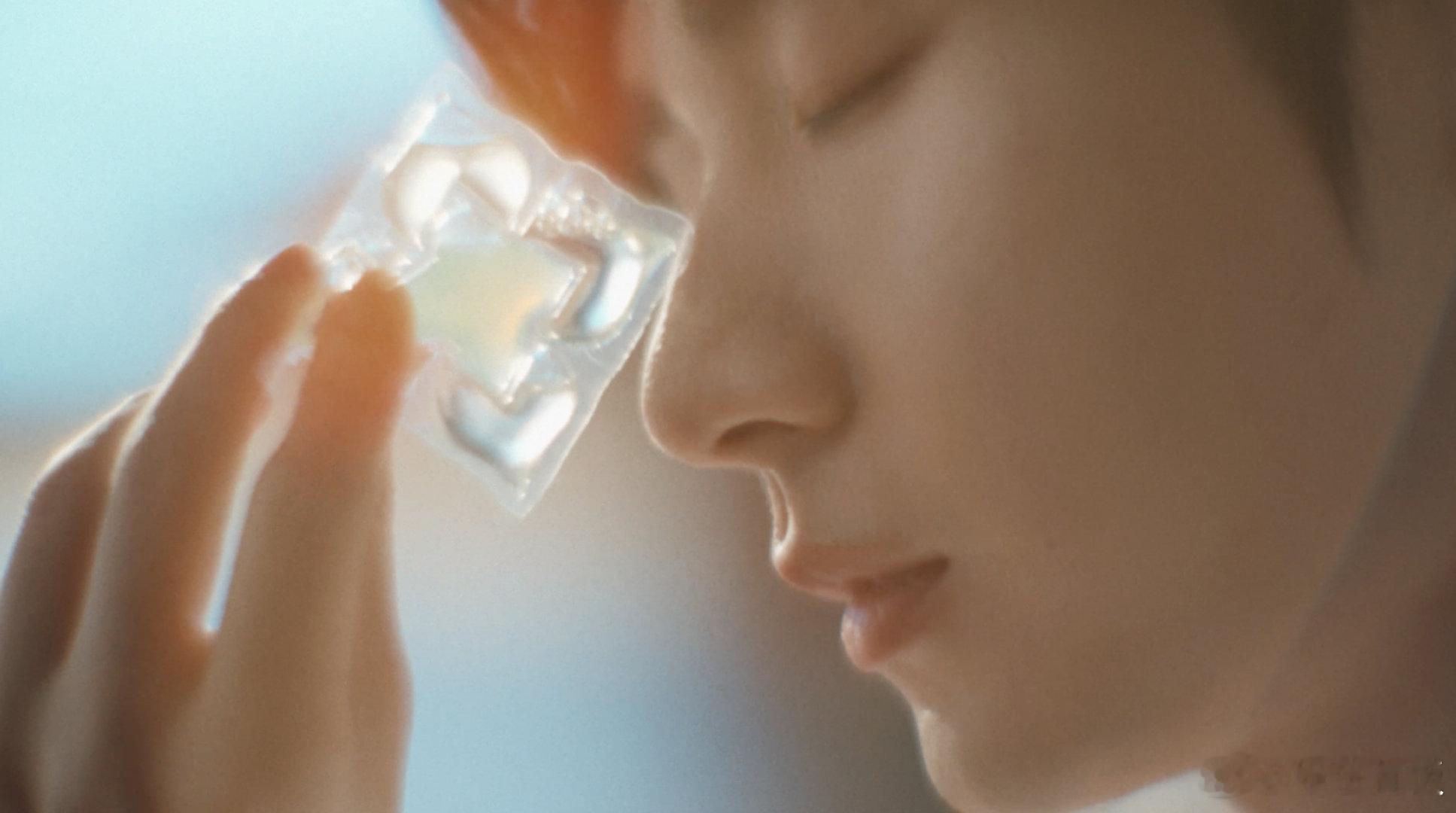 和成毅一起寻找专属香型 想要拥有成毅同款的高级治愈香型？来看成毅新短片，身着白衬