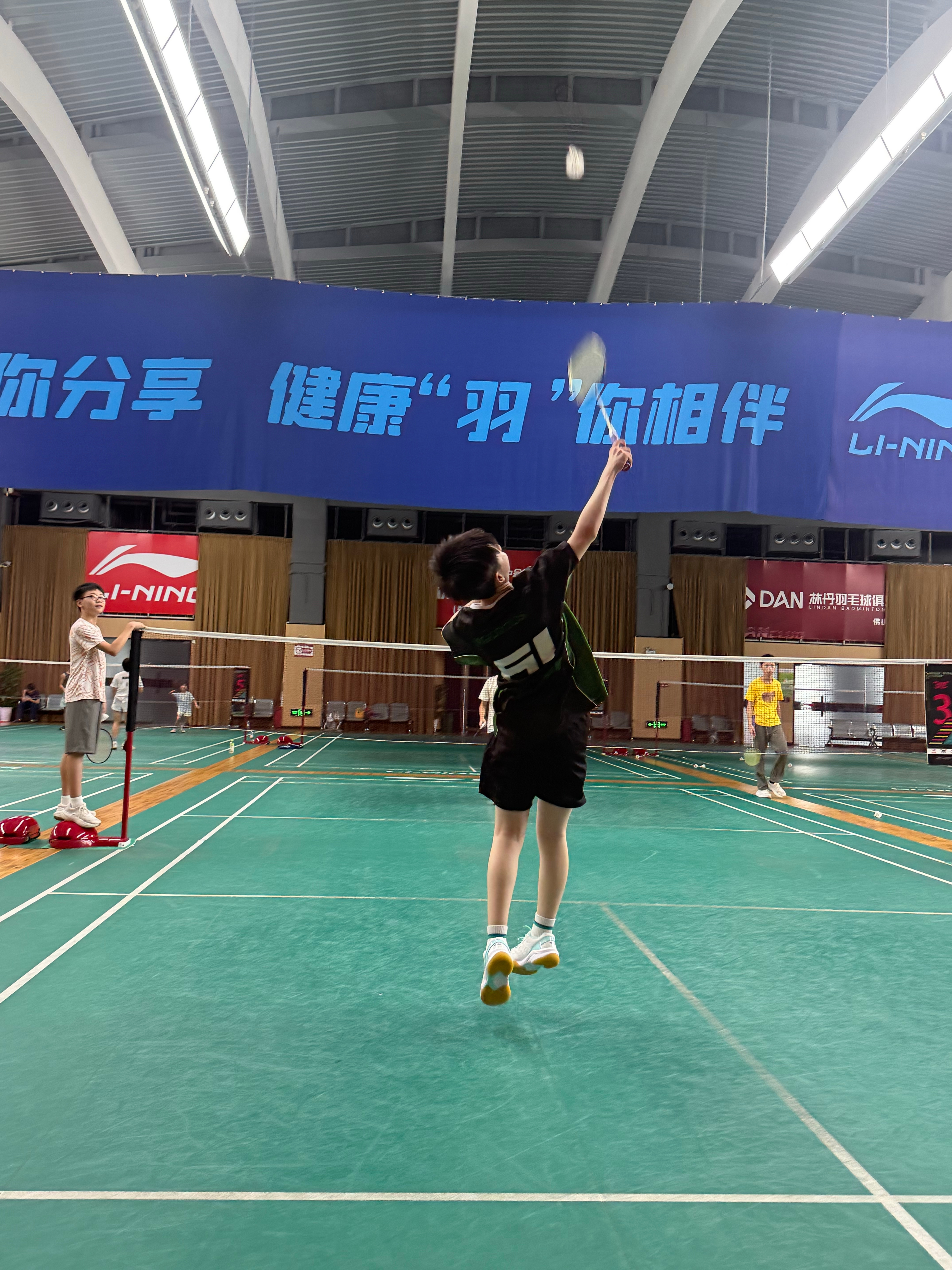 约着和朋友们一起打球🏸 