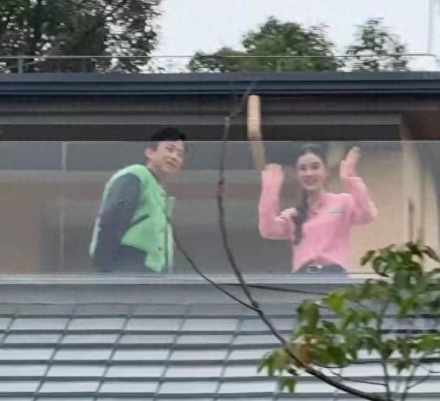 邓超杨颖重庆街头同框，十一年叔侄情曝光，全网直呼爷青回！