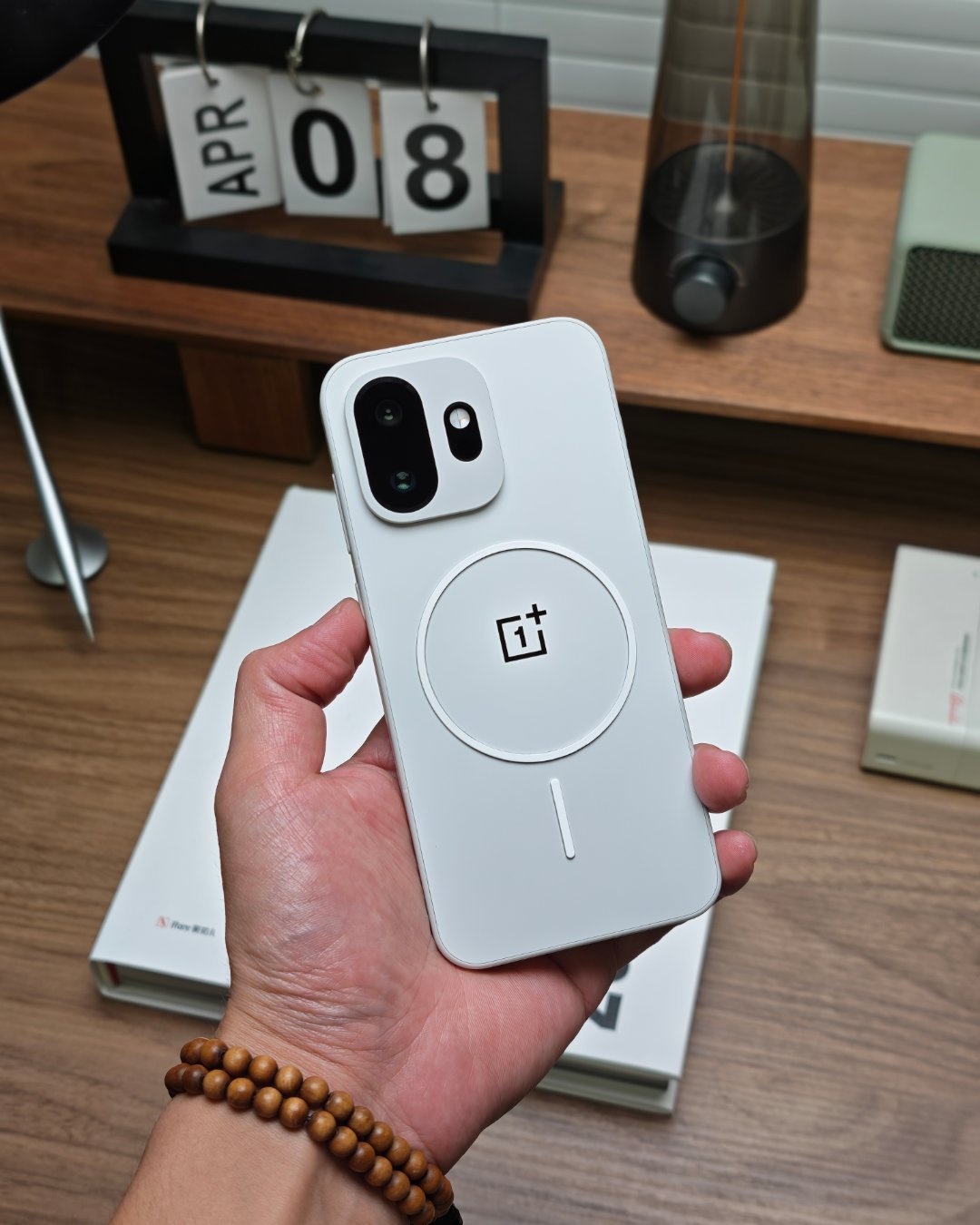 准备开始裸机用，虽然还没找到合适的膜，但裸机手感还是更爽。尝试贴个细圈的磁吸环，