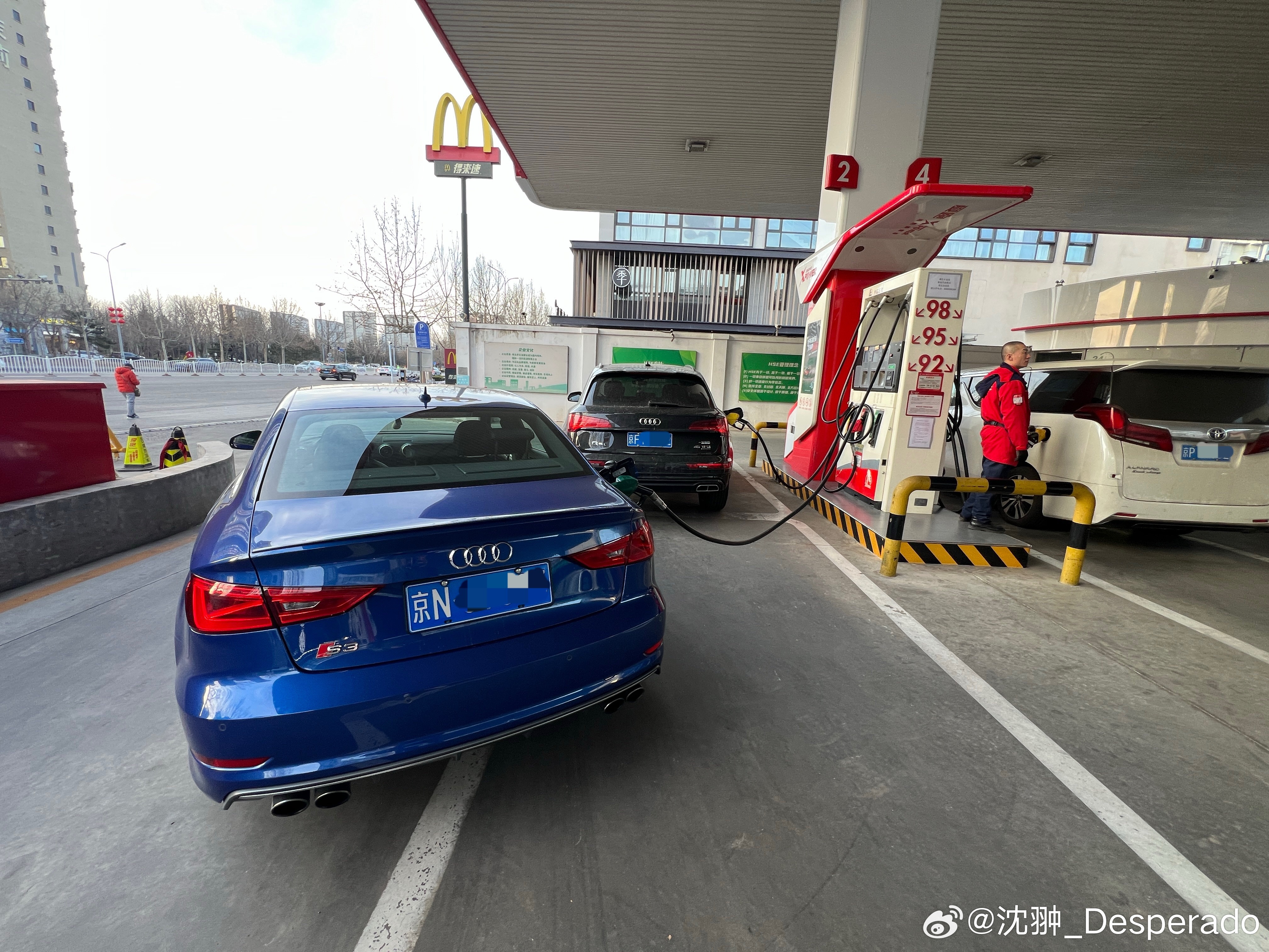 明天油价大涨，昨天懒得加，今天感受了一把加油排队。连排队和加油，总共等了15分钟