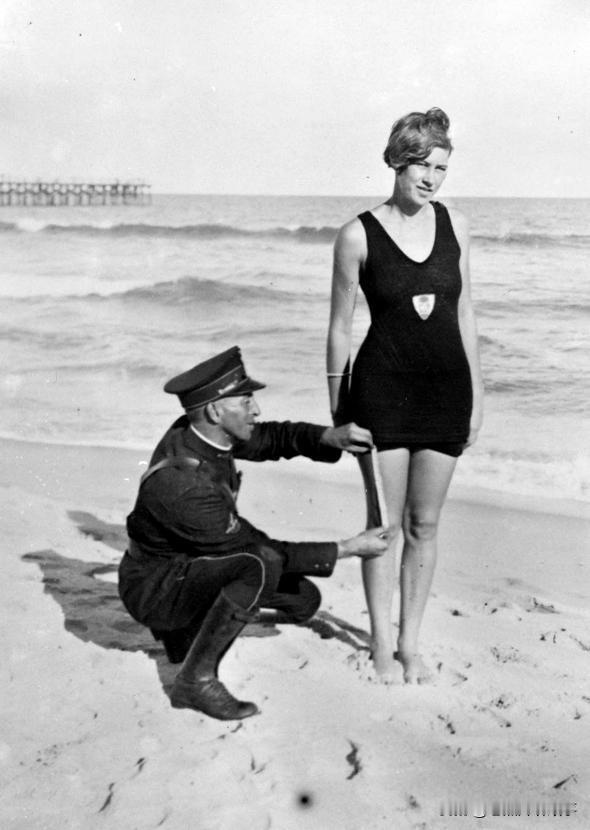 在20世纪初的美国，有一项公共管理措施规定：女性进入海滩等公共场合不得穿着过短的