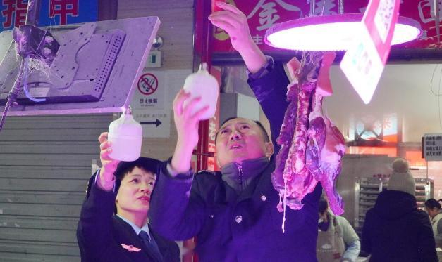 【直击现场！#合肥开展关闭生鲜灯排查行动#】灯一开，肉类、果蔬、水产品即刻“鲜亮