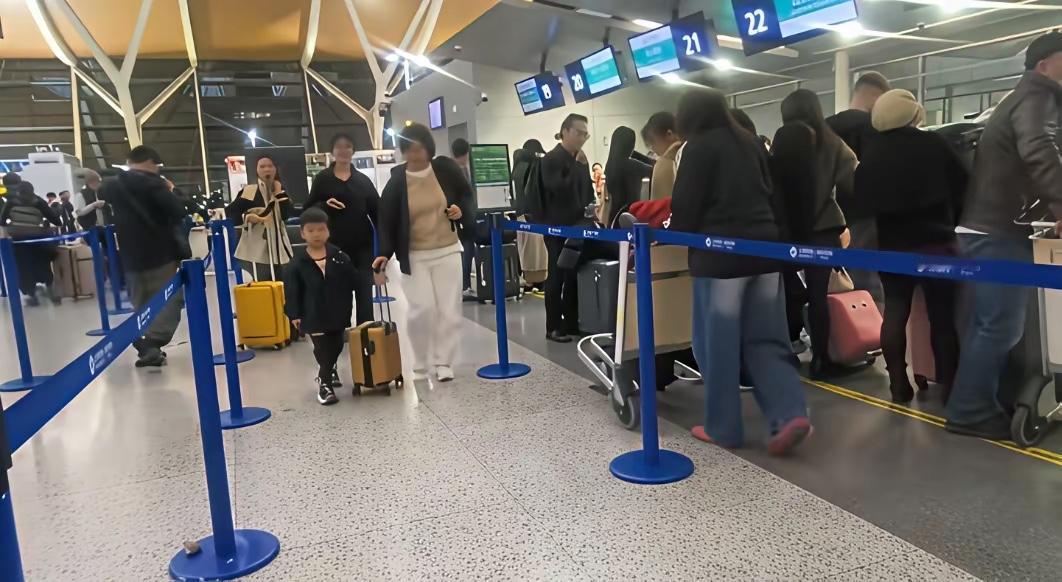 近期去日本旅游的人还是络绎不绝，那些人根本没把国家利益放在第一位，自私自利，遇到