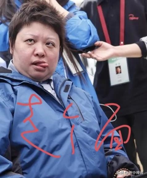很久很久以前，地主家的小儿子开了很多医馆。
地主家的长工们省吃俭用给一个大善人捐