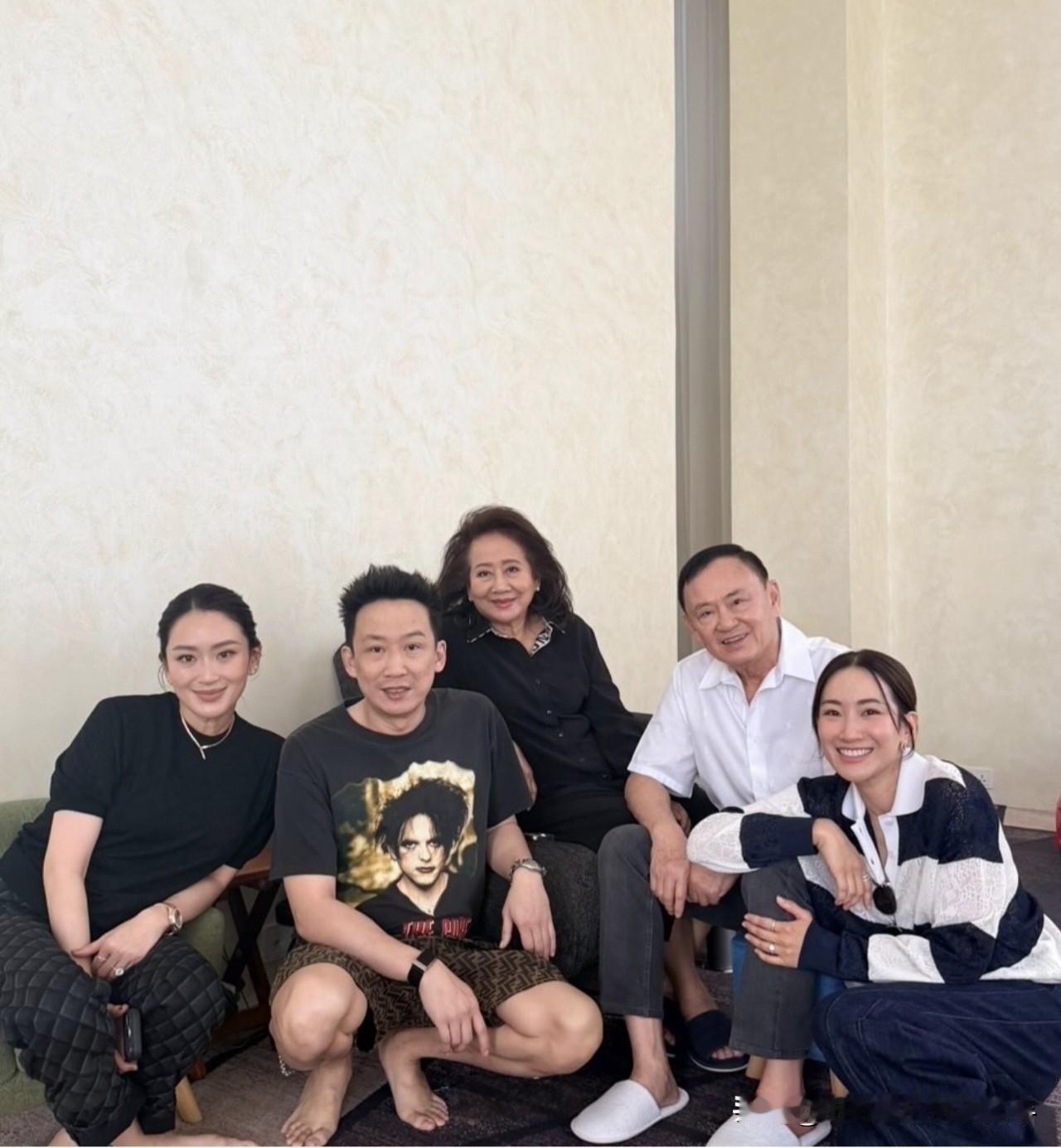 泰国前总理他信的全家福。作为家族长子却隐于幕后，女儿站上时代舞台。其实命运从一出