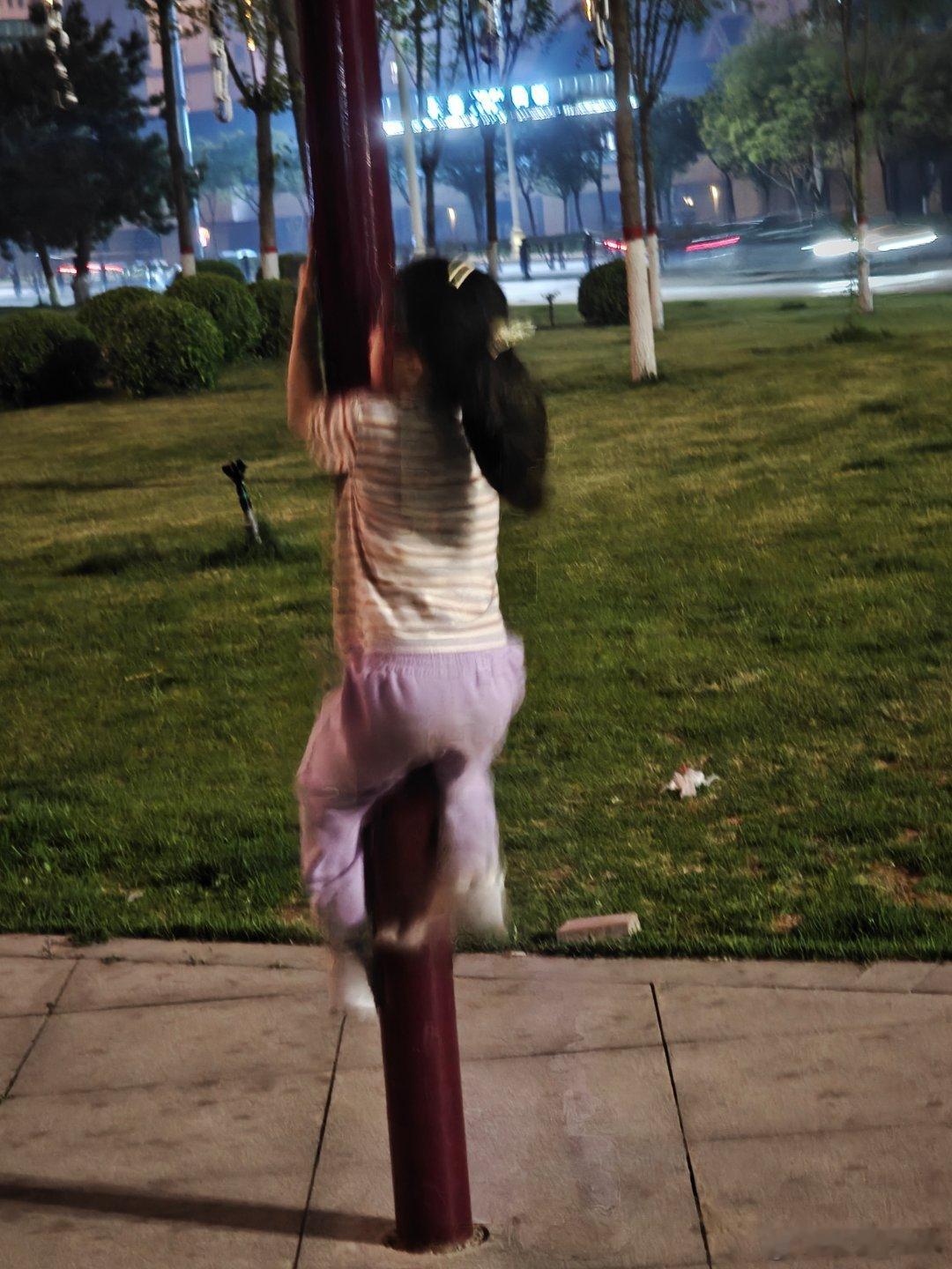 这个小姑娘太猛了，问了一下她才8岁。为勇敢的小姑娘点赞手机随手拍记录真实生活