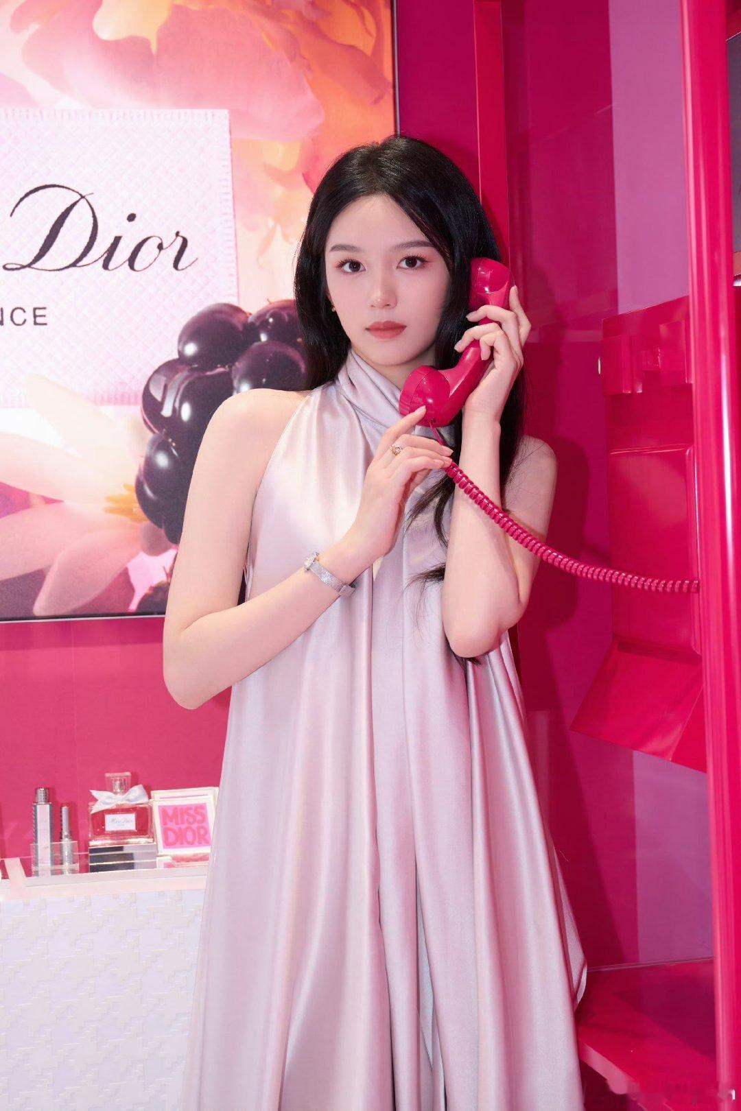 周也 越素越美我也觉得周也是那种越素越美的！ 