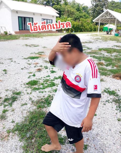 你说你这娃是闯了多大的祸呀！

11岁的泰国男孩，穿着德国拜仁队的球衣，7月2日