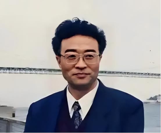 他名叫刘铁骑，是大贪官刘青山的儿子，父亲在1952年被枪毙的时候，刘铁骑才6岁，