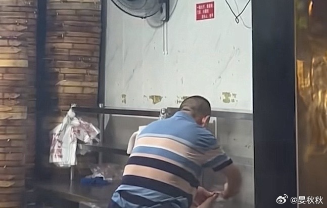 后厨频现恶心事老百姓还敢到外面吃东西吗？现在的餐饮店后厨，为什么这么野？这种事情