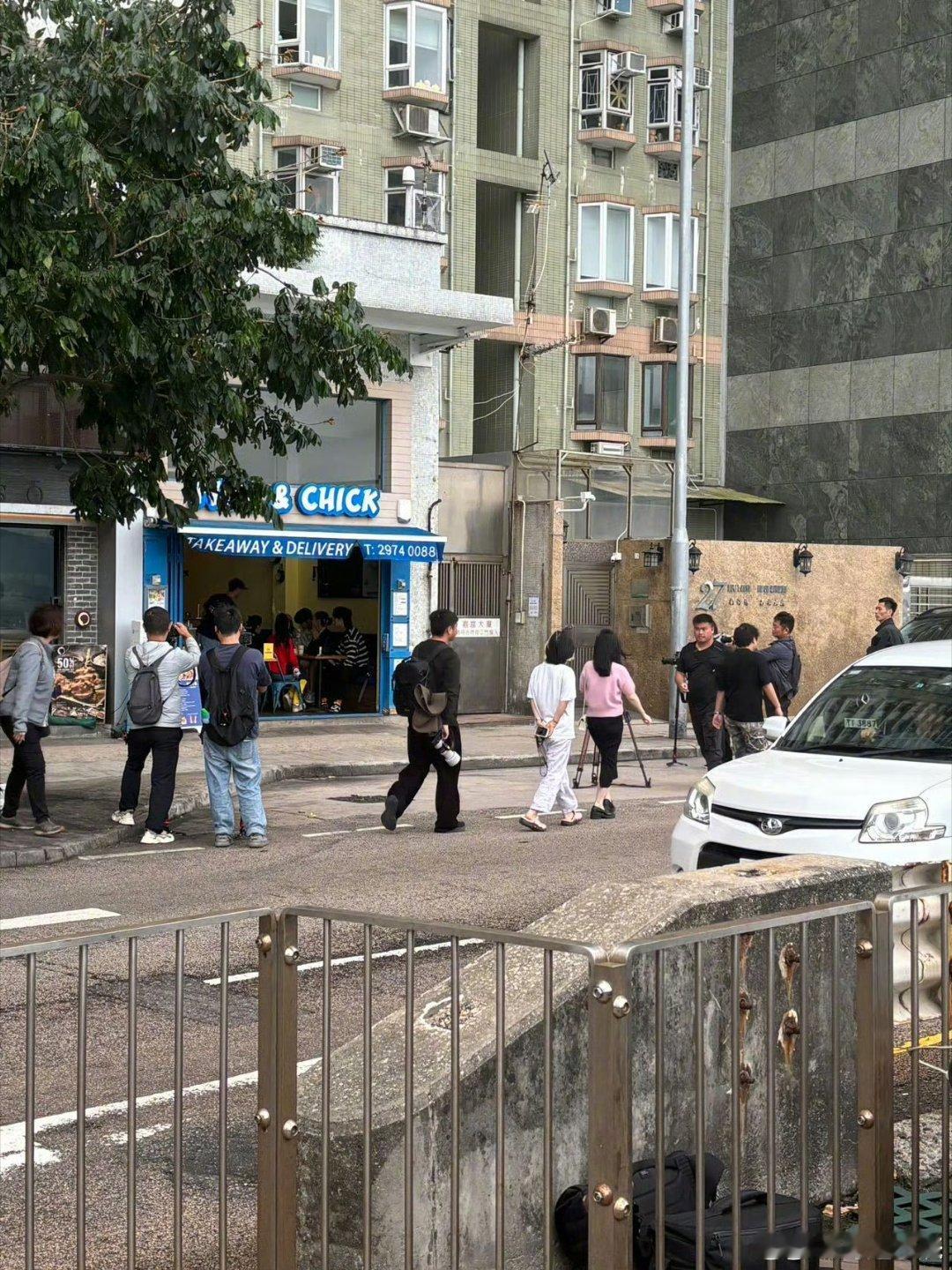 宁静隔了一条马路就饭撒《一路繁花2》香港录制，宁静餐厅见马路对面粉丝，当场比心卖