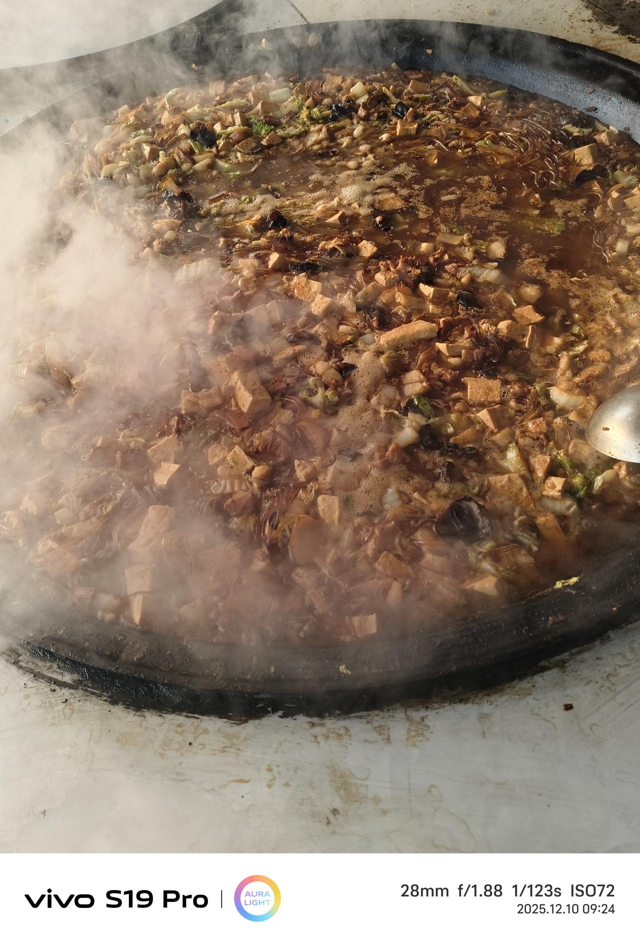 吃饭见素质……人间百态，有时候只能装作漠不关心。在我们这儿，娶媳妇、老人去世时，